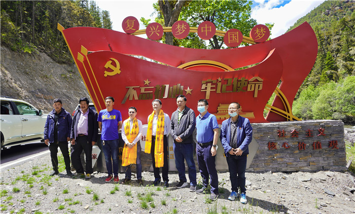 必赢亚洲集团党委书记、董事长任丁率队赴麻格同村推进对口帮扶事情