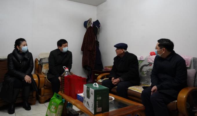 省国资委党委委员、副主任任兴文春节前夕带队走访慰问必赢亚洲集团老党员