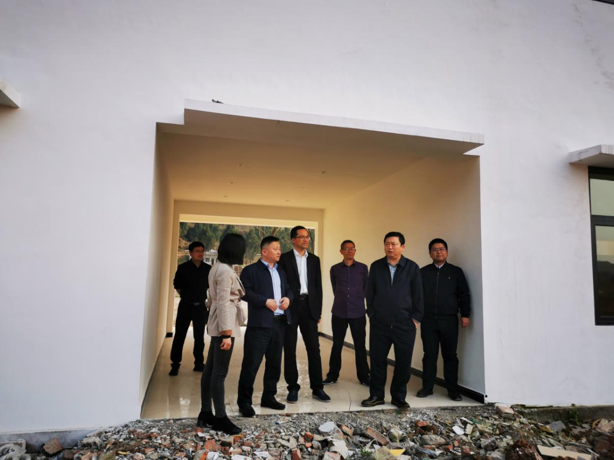 必赢亚洲集团党委副书记、董事陈日到邓家沟村开展帮扶事情