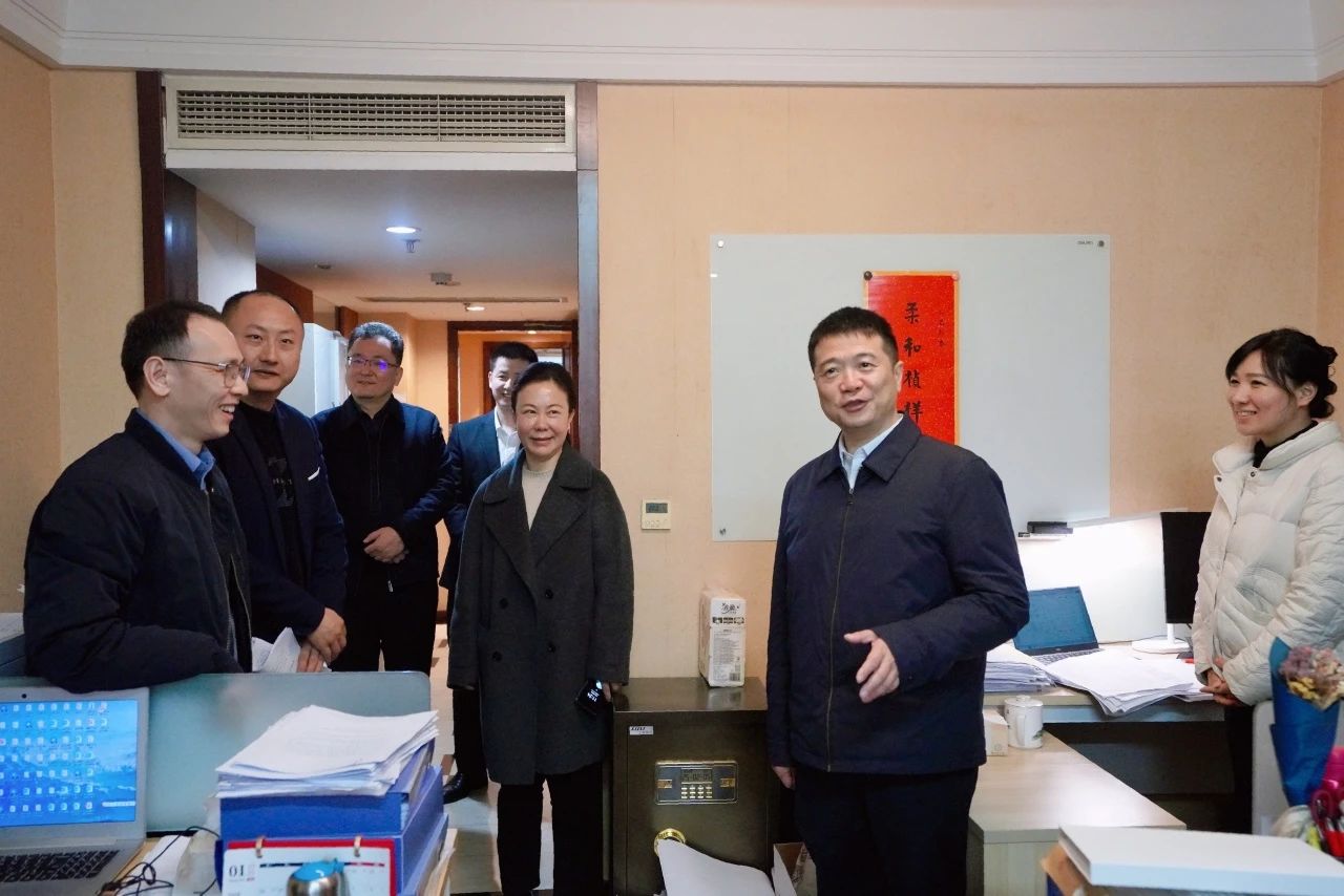 温暖启航，，，，，，，共赴新篇！—— 省必赢亚洲集团向导走访慰问干部职工