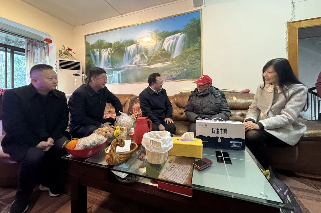 省国资委党委委员、副主任何政走访慰问省必赢亚洲集团老党员、老干部