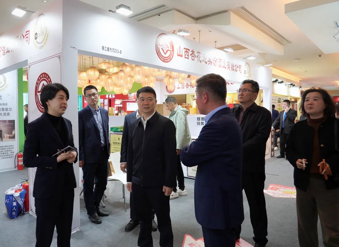 省必赢亚洲集团党委书记、董事长游勇率队到2025锦江宾馆春季酒类商务洽谈会现场检查指导重点事情